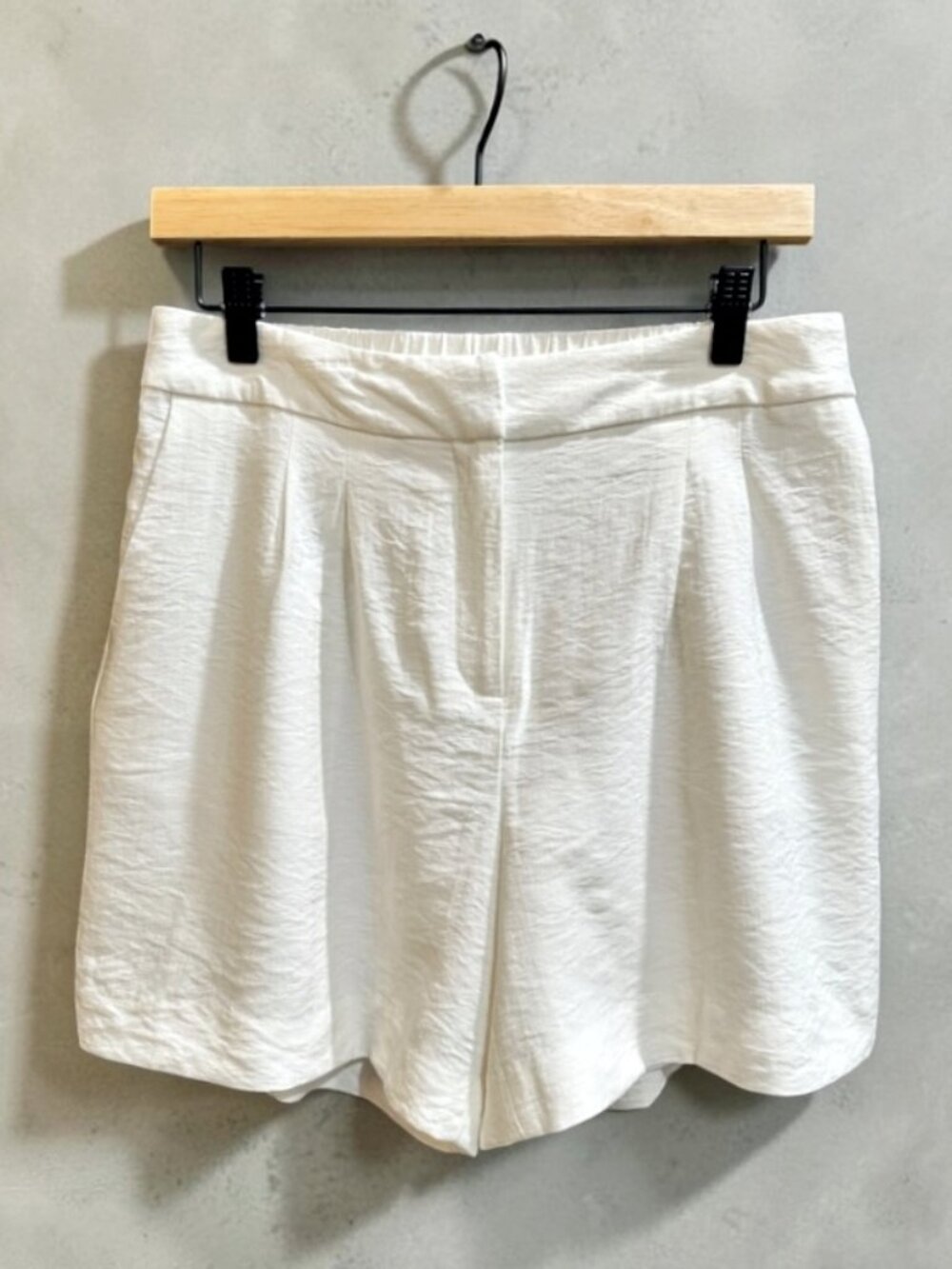 Vince Camuto Size 4 White Pleated Wide Leg Shorts Lined High Rise Dressy Coastal